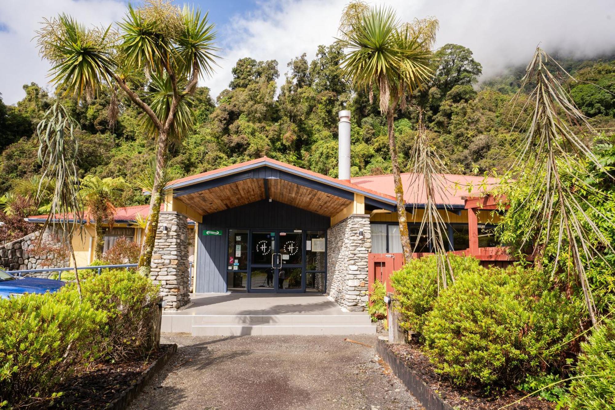 Haka House Franz Josef Vandrarhem Exteriör bild